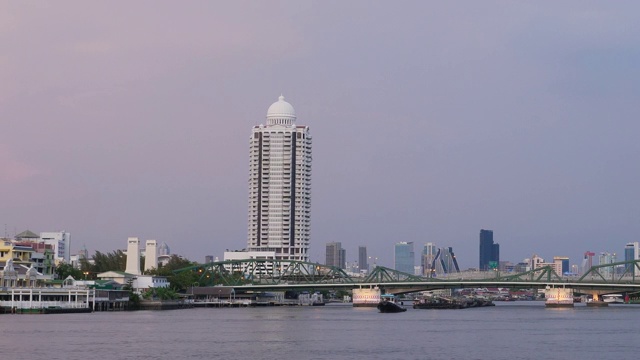 湄南河和纪念桥的背景，泰国曼谷;平移运动视频素材