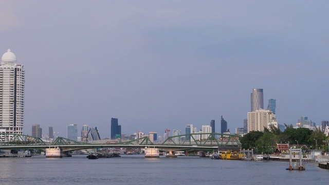 湄南河和纪念桥的背景，泰国曼谷;平移运动视频素材