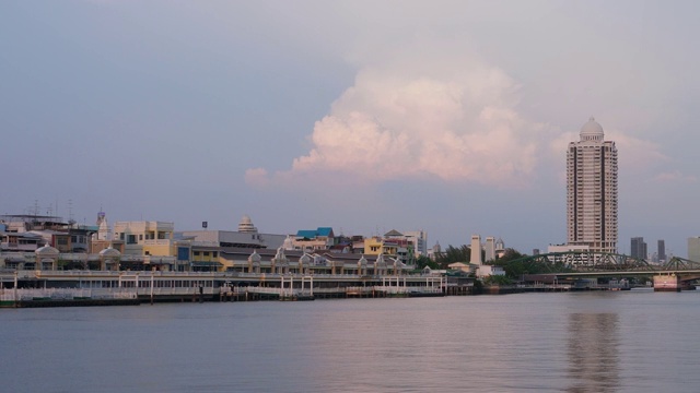 湄南河和纪念桥的背景，泰国曼谷;平移运动视频素材