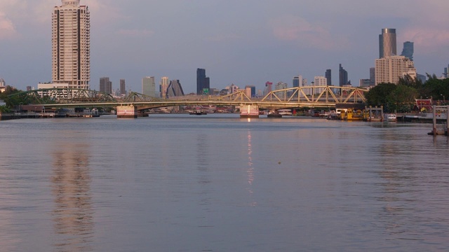 湄南河和纪念桥的背景，泰国曼谷;倾斜运动视频素材