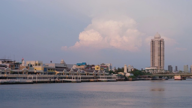 湄南河和纪念桥的背景，泰国曼谷;平移运动视频素材