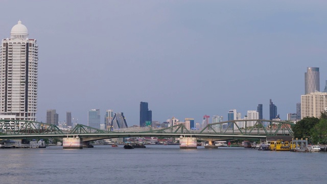 湄南河和纪念桥的背景，泰国曼谷;缩小视频素材