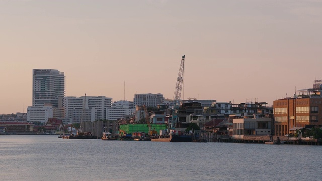 湄南河，泰国曼谷;平移运动视频素材