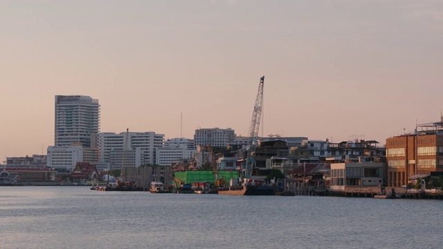 湄南河，泰国曼谷;平移运动视频素材