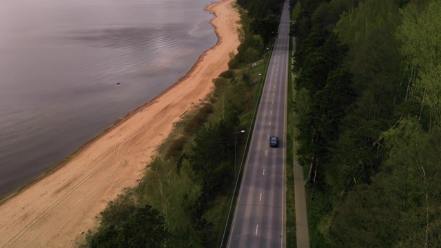 沿着海岸线的柏油路上过往的汽车视频素材