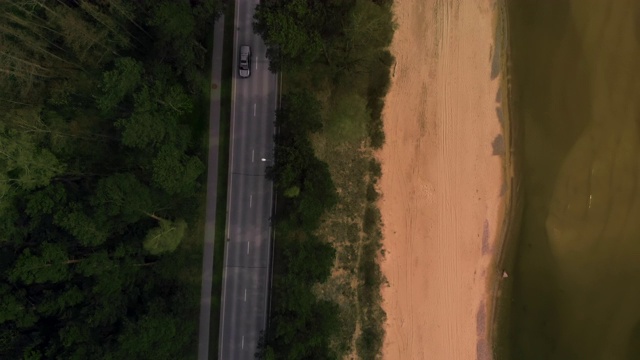 黄沙海岸柏油路鸟瞰图视频素材