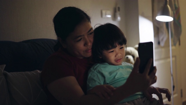 母子用手机视频通话视频素材