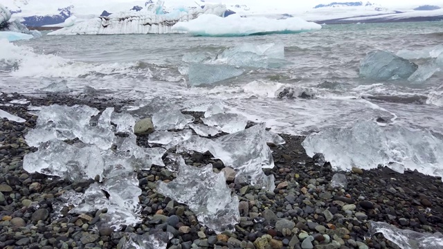 冰岛Jokulsarlon冰川泻湖岸边正在融化的冰块。视频素材