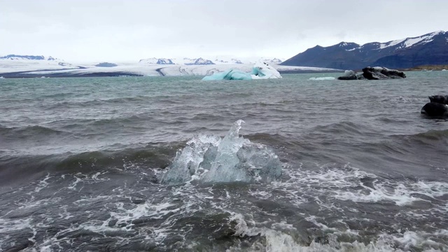 冰岛Jokulsarlon冰川泻湖岸边正在融化的冰块。视频素材