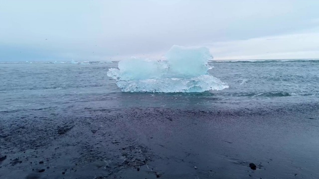 冰岛Jokulsarlon冰川泻湖岸边正在融化的冰块。视频素材