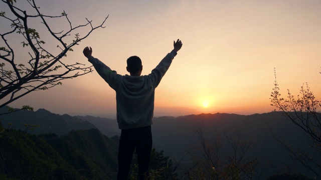 人成功地登上了山顶视频素材