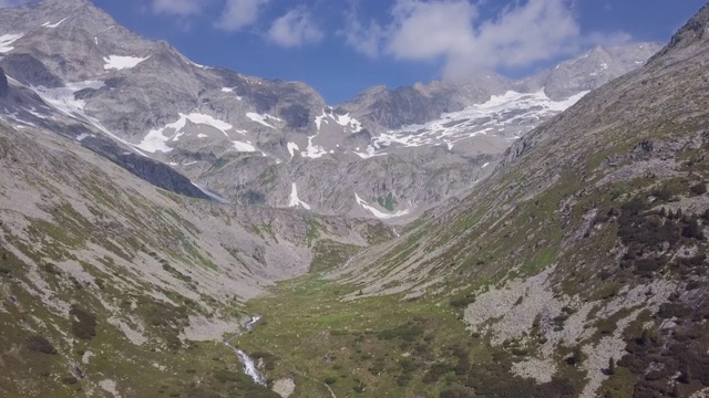 飞越Schlegeis Stausee水库大坝附近的Schrammach瀑布和全景阿尔卑斯公路在齐勒塔尔阿尔卑斯山，泰洛，奥地利。视频素材