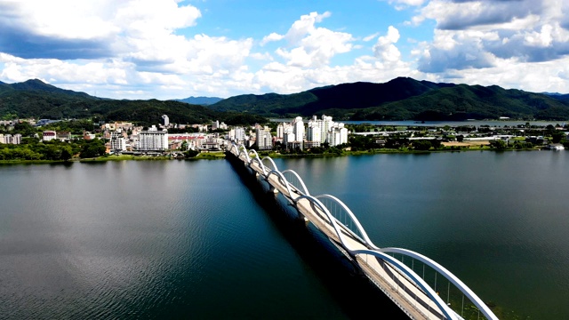 韩国京畿道阳平郡北江河上的阳水大学城大桥上行驶的汽车视频素材