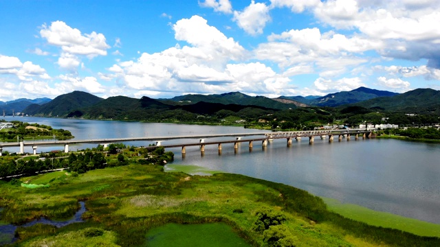 北江江上的阳素cheolgyo(铁路)大桥/阳平郡，京畿道，韩国视频素材