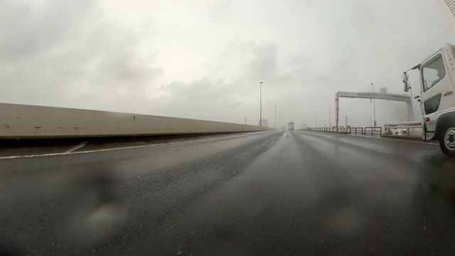 开车穿过下着雨的公路视频素材