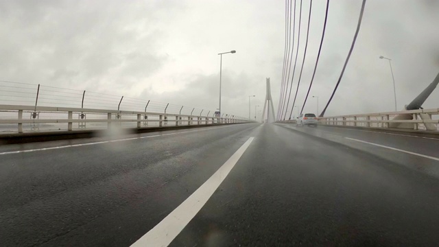 开车穿过下着雨的公路视频素材