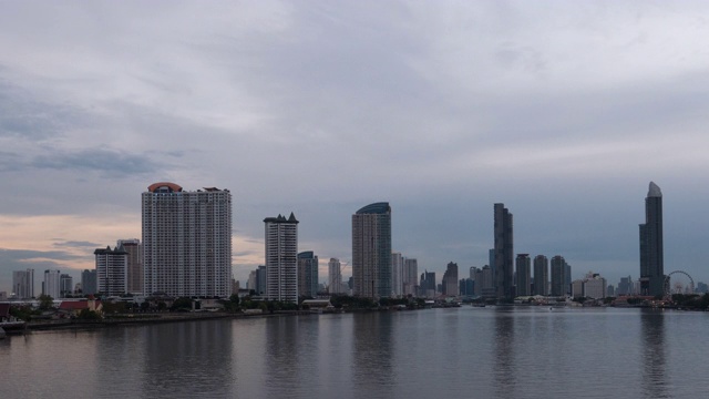 时间从白天到夜晚的湄南河，以现代建筑为背景，泰国曼谷视频素材