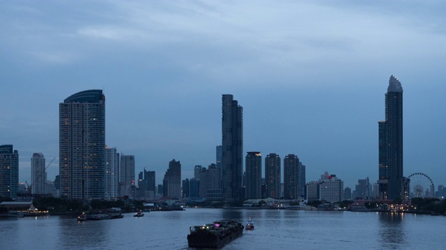 时间从白天到夜晚的湄南河，以现代建筑为背景，泰国曼谷视频素材