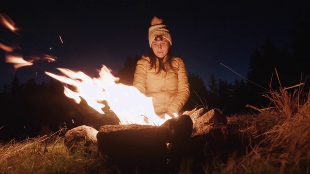 远离一切。年轻女子旅游露营和在大自然中营火。在荒野地区进行户外探险。漫游、自由和冥想。新冠肺炎疫情结束。视频素材