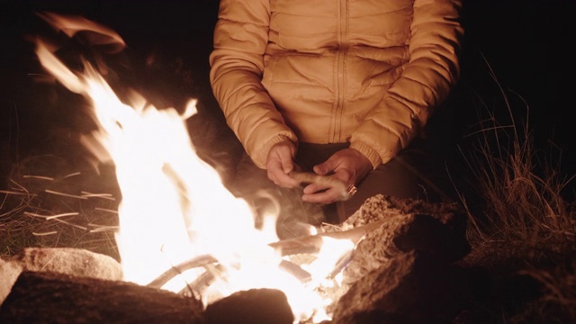 远离一切。年轻女子旅游露营和在大自然中营火。在荒野地区进行户外探险。漫游、自由和冥想。新冠肺炎疫情结束。视频素材