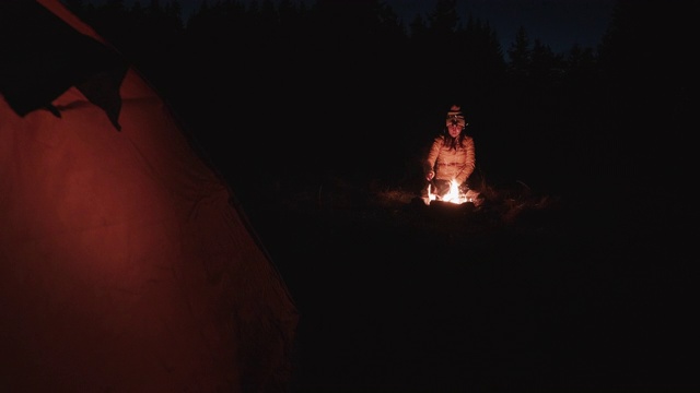 远离一切。年轻女子旅游露营和在大自然中营火。在荒野地区进行户外探险。漫游、自由和冥想。新冠肺炎疫情结束。视频素材