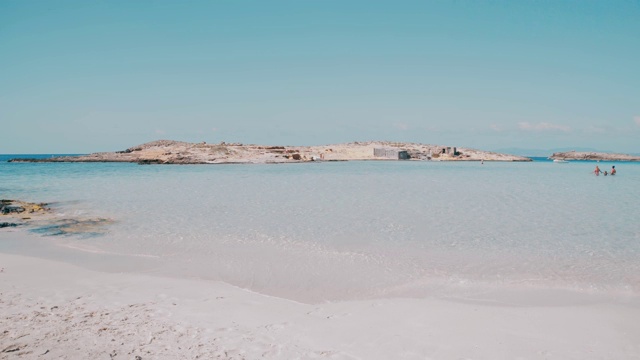 巴利阿里岛Formentera透明的海浪视频素材