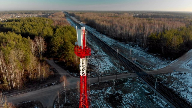 森林背景下的铁路轨道附近的4G或5G无线移动网络天线视频素材