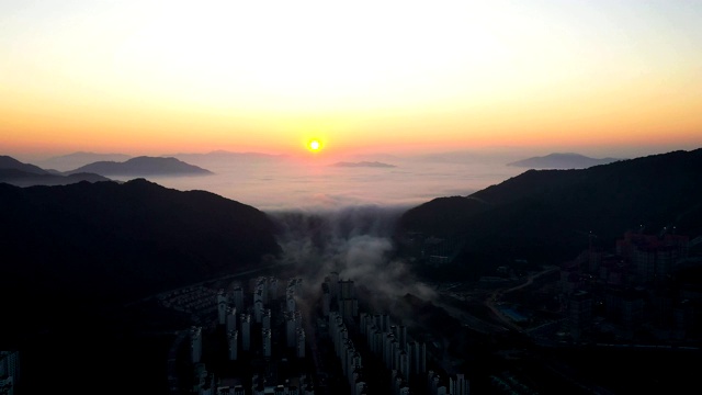 韩国京畿道南阳州西，日落时天masan山和公寓大楼上的云朵视频素材