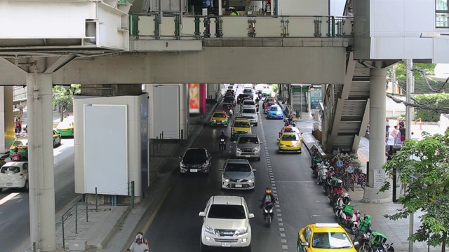 泰国曼谷素坤逸路晚上交通堵塞。视频素材