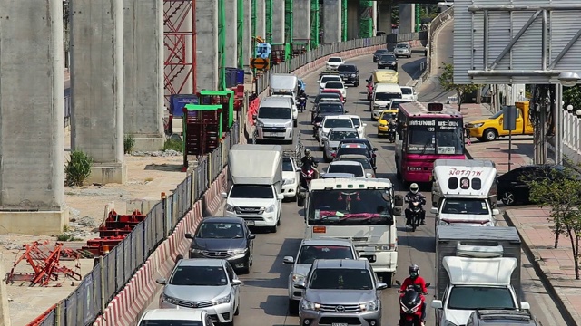 高速公路上堵车了。视频素材