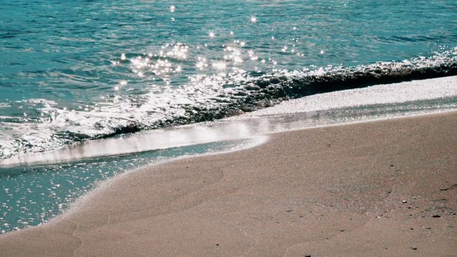 巴利阿里岛伊比沙岛美丽的反射在海浪上的太阳视频下载