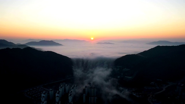 韩国京畿道南阳州西，日落时天masan山和公寓大楼上的云朵视频素材