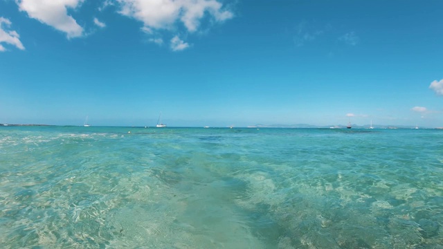 巴利阿里岛Formentera透明的蓝绿色海洋视频下载