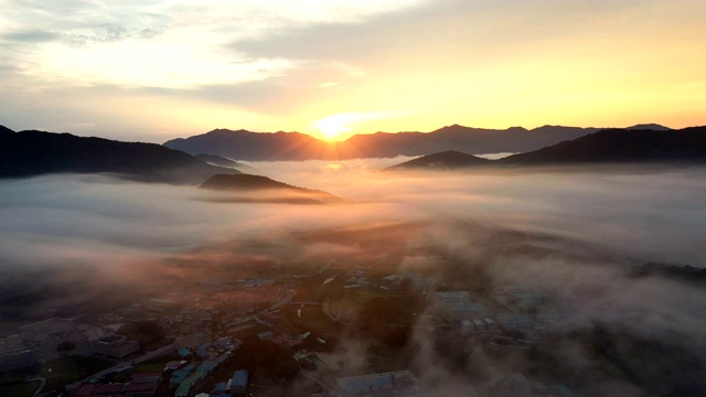 日出时城市上空的云海/京畿道南阳州西，韩国视频素材