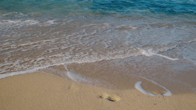 巴利阿里岛伊比沙卡拉孔德海滩海浪视频素材