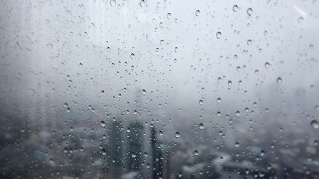 雨滴落在窗户玻璃上与曼谷的城市景观视频素材