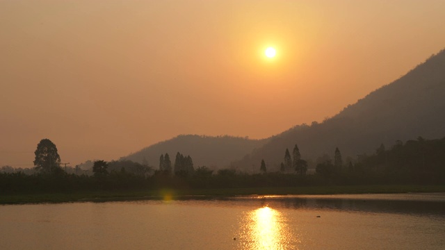 山和湖的日出视频素材