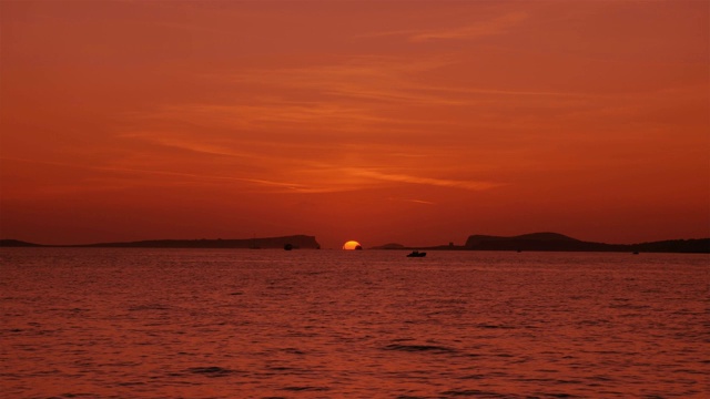 太阳在海上渐渐消失在地平线上视频素材