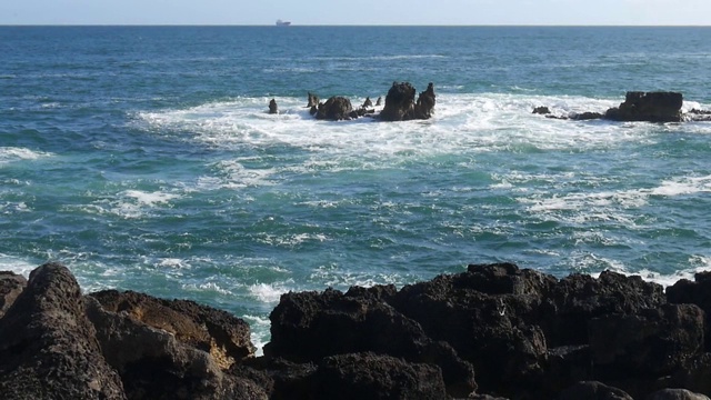 在葡萄牙卡斯凯斯，慢镜头极端海浪粉碎海岸视频素材