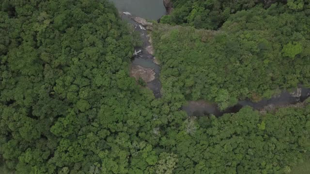 通往瀑布和自然美景的内陆乡村道路视频下载