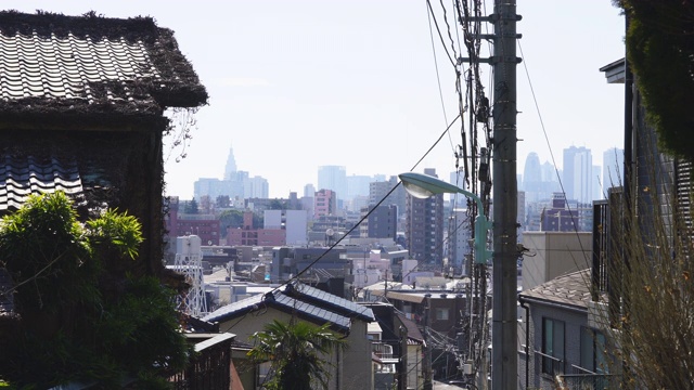 2019年2月3日，镜头拍摄了日本东京高田丰岛区早期昭和时期的高田藤崎(藤井坡)地区的城市景观。视频素材