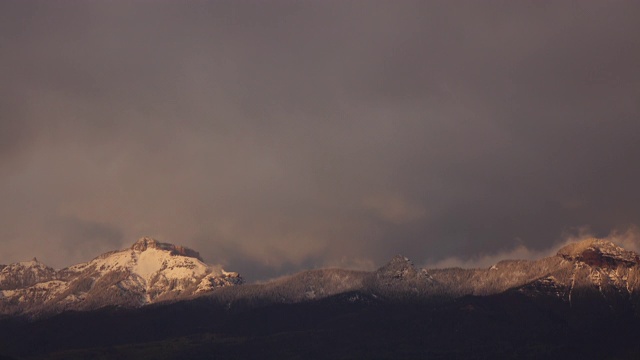 夕阳的颜色从遥远的雪山消失视频素材