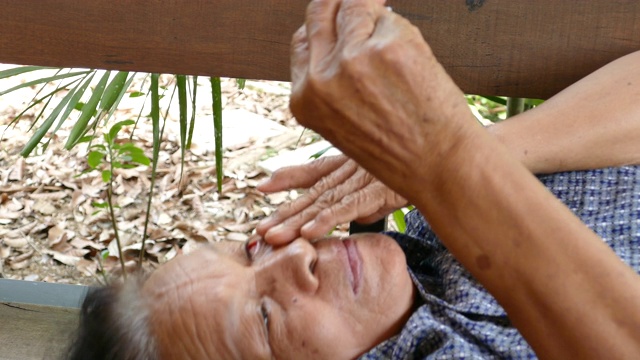 一名亚洲大四学生在家里的沙发上滴眼药水视频素材