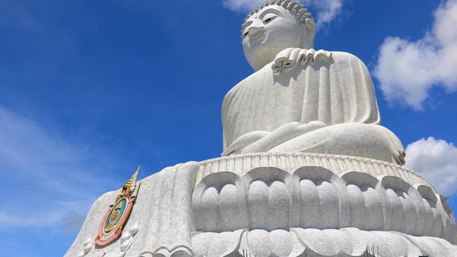 大佛建在泰国普吉岛的一座高山上，从远处就可以看到。视频素材