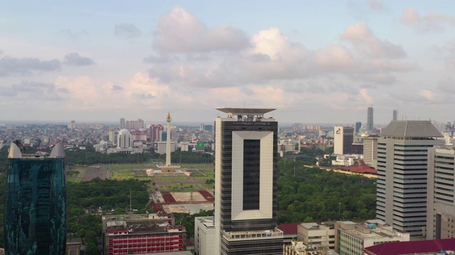 白天雅加达市中心著名的纪念碑广场交通街道航拍4k印尼全景视频素材