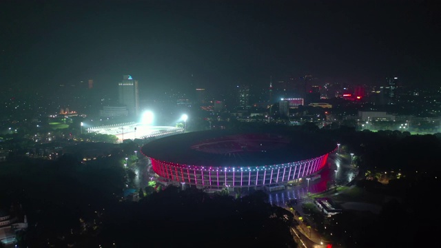 夜间照亮雅加达市著名的主体育场4k印尼航拍全景图视频素材