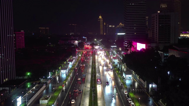 雅加达城市夜间照明市中心交通街道大道空中全景4k印尼视频素材