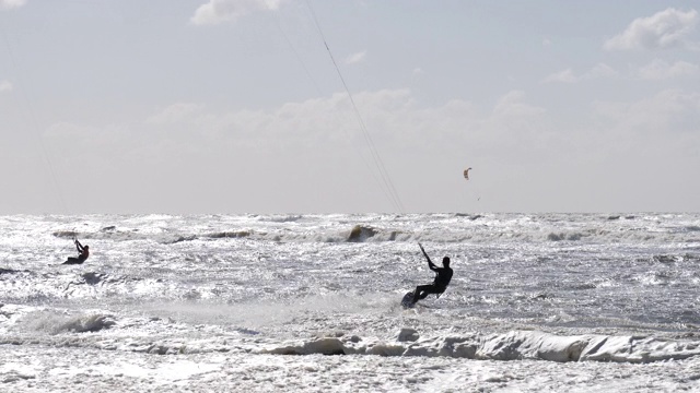 在海上Kitesurfer。出现了他的大跳跃。视频素材