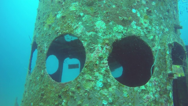 技术沉船潜水。陈旧生锈的战时海军残骸仍在海底。潜水员在海洋深处探索具有历史意义的世界大战军事沉船残骸。视频素材