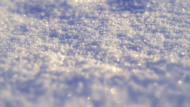 走在白雪皑皑的平原上。近距离的视频查看雪的背景。视频素材